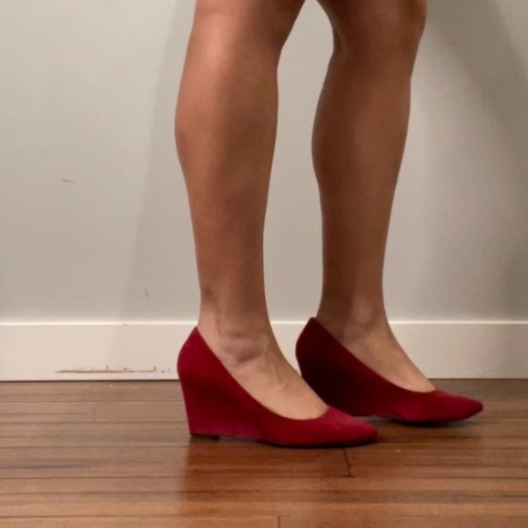 😵 2 FOR $40 // Red suede almond toe wedges s-8- - Picture 4 of 13